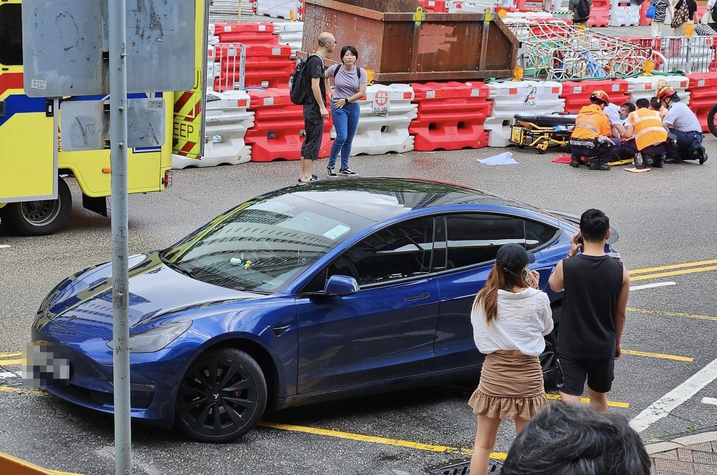Tesla撞到一名女路人 Tesla撞到一名女路人