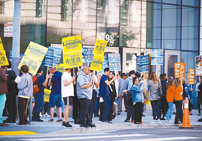 市长候选人的“粉丝”们在场外举牌“应援”。 市长候选人的“粉丝”们在场外举牌“应援”。