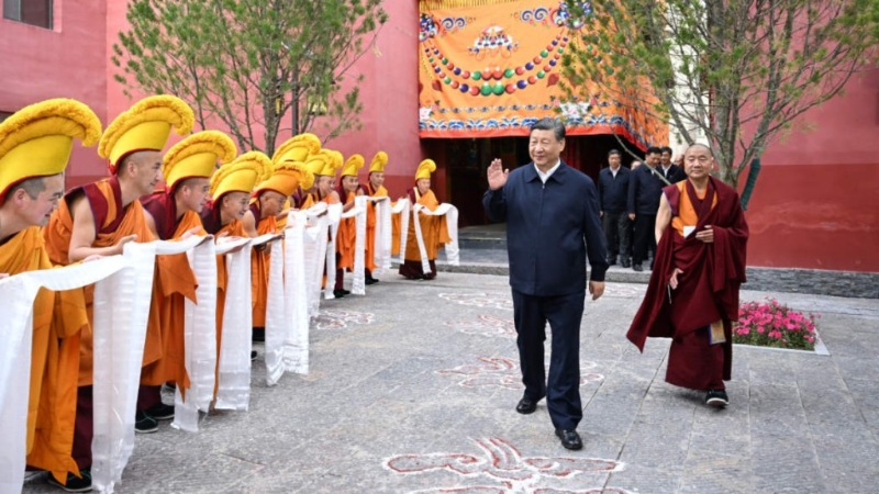 习近平在青海参观藏传佛教宏觉寺。