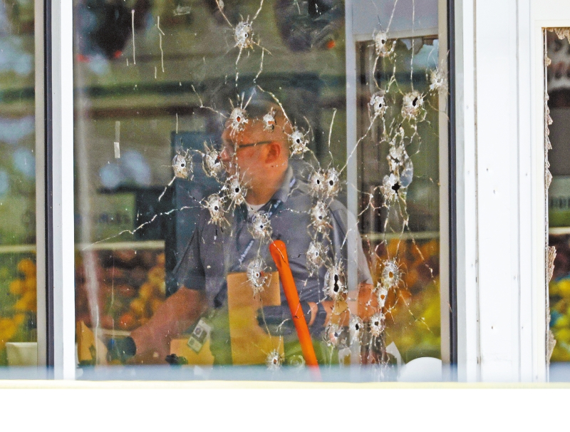 阿肯色州一家超市发生枪击案，造成3死10伤，图为店内窗户上布满弹孔。 美联社