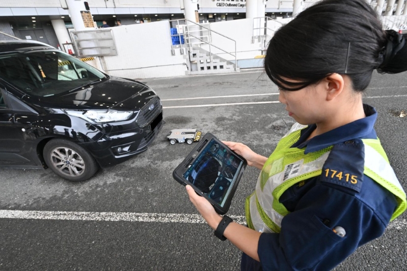 海关人员利用智能车底机械人协助查验跨境车辆。