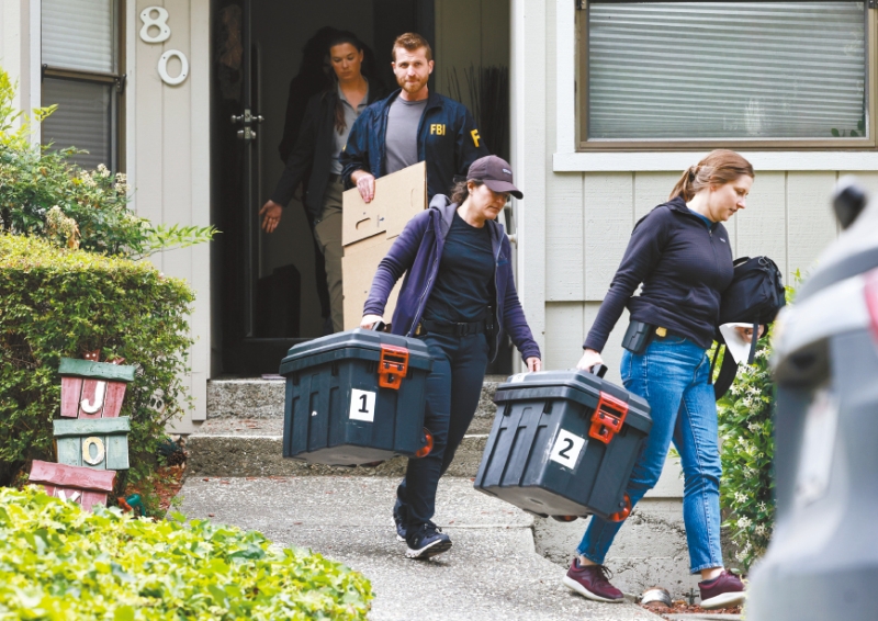 FBI搜查盛桃关联住宅。 FBI搜查盛桃关联住宅。