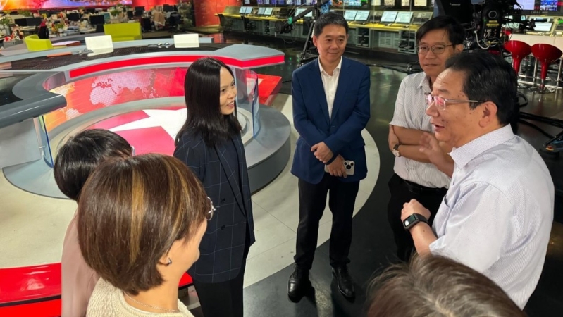 上海广播电视台副台长袁雷(右一)向副广播处长卫懿欣(左三)及中国广播电视香港记者站站长王喜凯(右三)介绍最新广播设施。 上海广播电视台副台长袁雷(右一)向副广播处长卫懿欣(左三)及中国广播电视香港记者站站长王喜凯(右三)介绍最新广播设施。