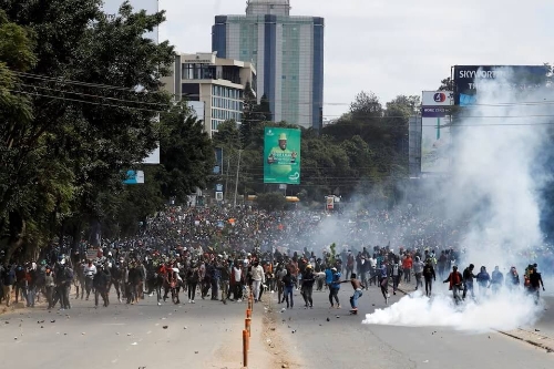 抗议群众25日闯入肯尼亚国会大楼