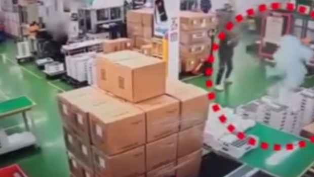 有电池成品突然冒烟。 有电池成品突然冒烟。