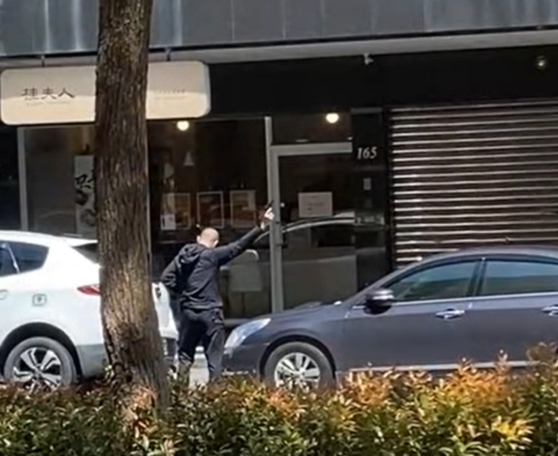 警方到场勘查发现有16发弹壳 警方到场勘查发现有16发弹壳