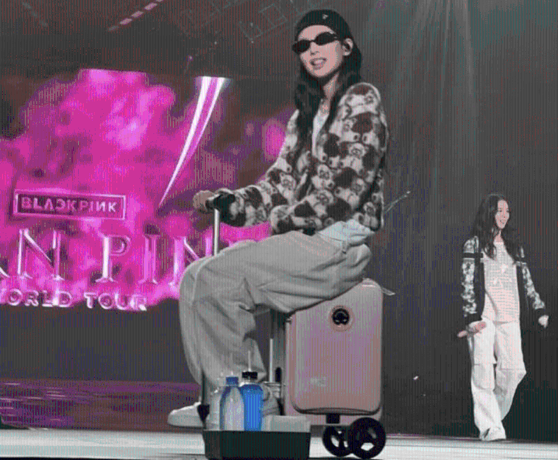 韩国女子天团BLACKPINK在巡回演唱会骑着电动行李箱出场