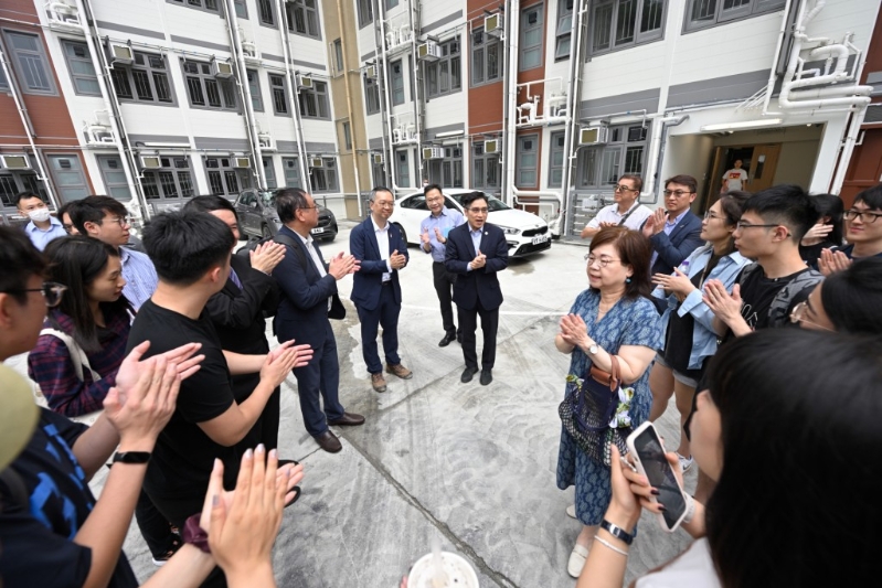 香港中文大学及香港中文大学（深圳）举行的绿色公益研学营参观过渡性房屋项目。