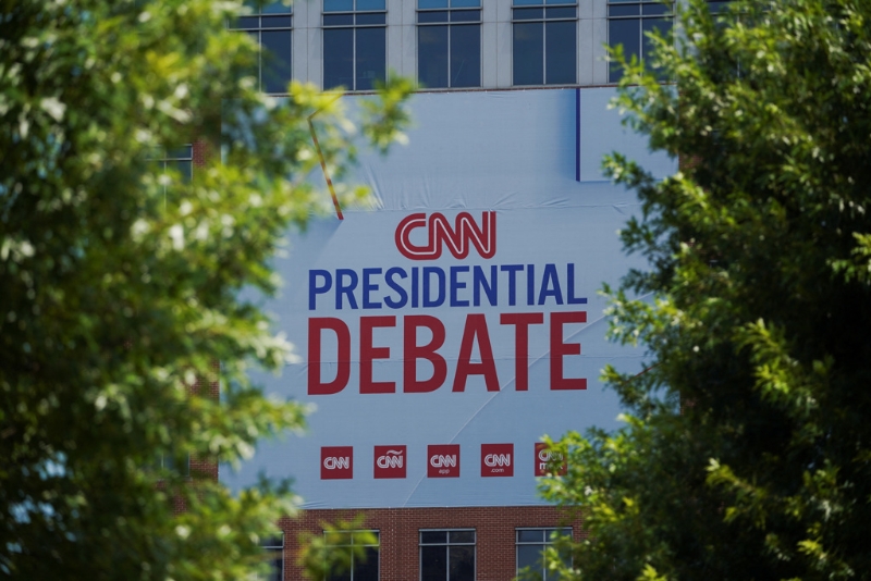 美国2024总统大选首场电视辩论会28日登场，由CNN主办，直播摄影棚不开放观众入场。路透社