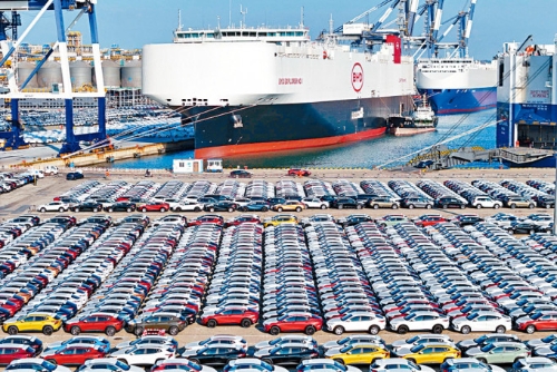 中国电动车正在港口等待装船出港。