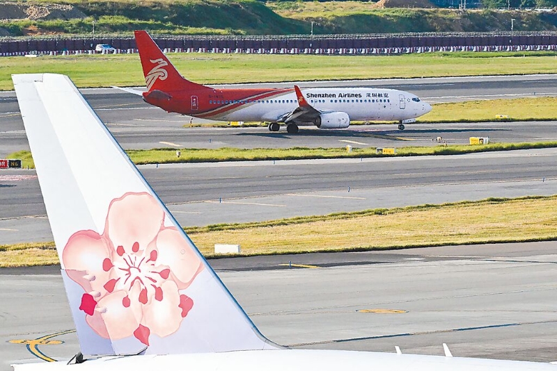 陆委会昨宣布提高赴大陆地区旅游警示为橙色。图为深圳航空班机降落桃园机场。