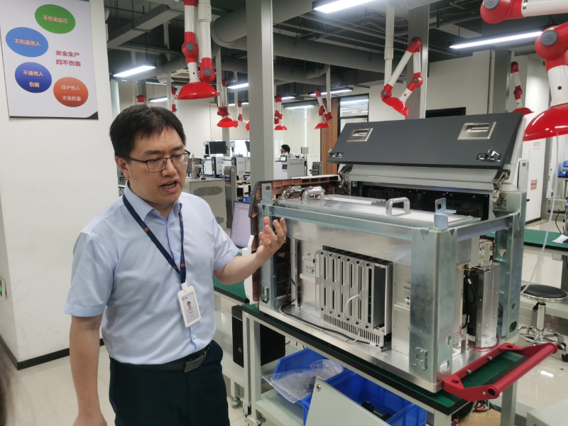 广州禾信仪器股份有限公司副总经理黄正旭向记者介绍质谱仪的相关情况。