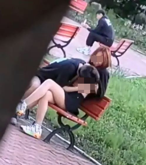 疑是黑龍江某高校的情侶在校內難忍激情掀衣吮奶。