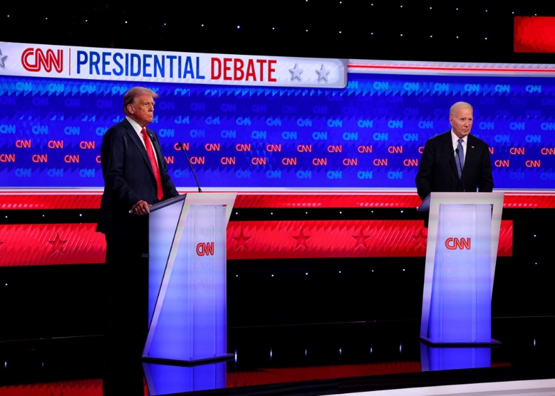 美国现任总统拜登27日和前任总统川普在亚特兰大举行首场大选电视辩论。（路透）