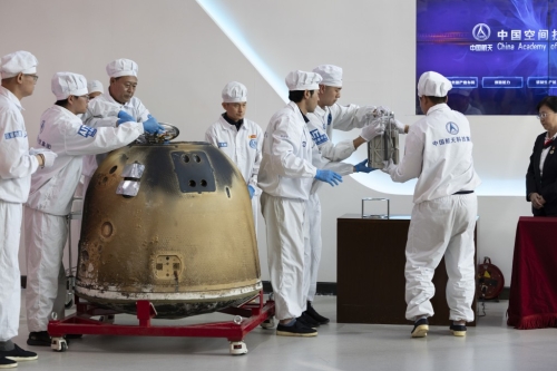 嫦娥六号月壤在北京开箱。