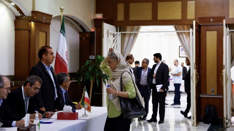 选民在伊朗驻迪拜领事馆投票。 路透社