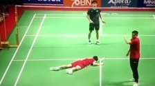 中国17岁羽毛球小将张志杰，比赛途中猝死