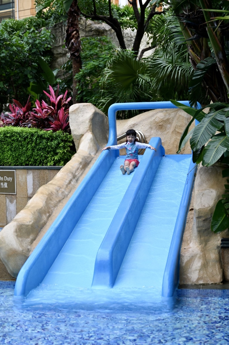 酒店泳池设有儿童泳池和儿童水上游乐区