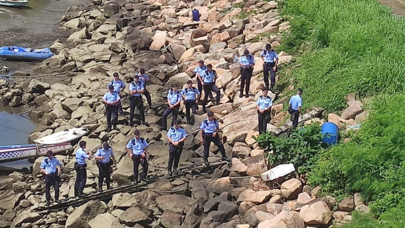 多名PTU警员于将军澳海滨长廊一带进行地毡式搜索，寻找涉案证物。