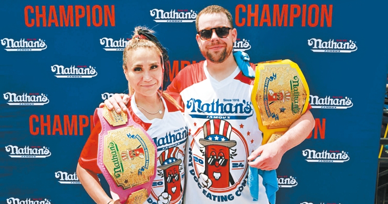 吃热狗大赛男女组冠军须藤美贵和伯托利迪。 吃热狗大赛男女组冠军须藤美贵和伯托利迪。