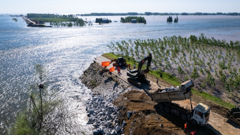 7月6日,岳阳市华容县团洲垸,抢险人员卸载石块尝试封堵决口。新华社 7月6日,岳阳市华容县团洲垸,抢险人员卸载石块尝试封堵决口。新华社