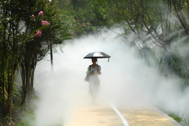 重庆试运“智能凉道”，利用红外线和温度感应，自动开启喷雾除尘降温。