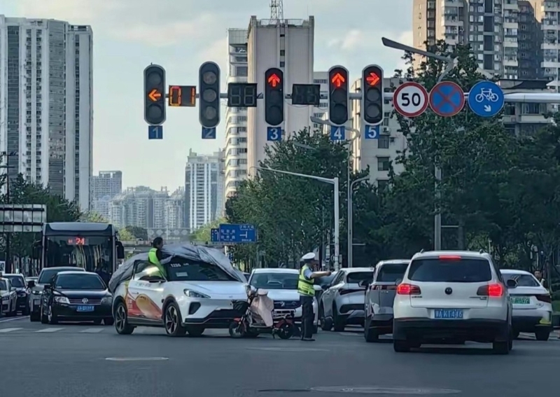 交警处理萝卜快跑撞倒大妈的事故。