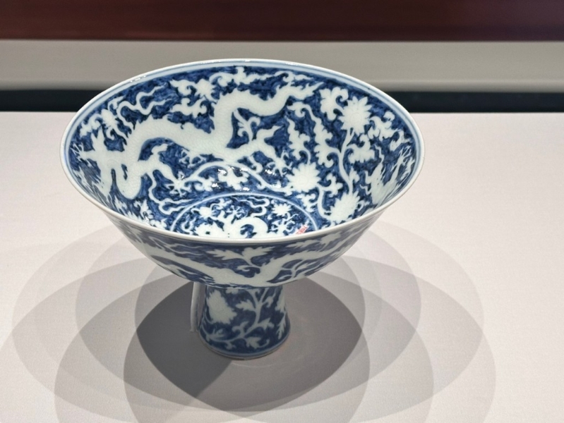 青花地留白龙穿花纹高足碗,「青花留白」的绘制技巧繁复,类似技巧的瓷器数量稀少。 青花地留白龙穿花纹高足碗,「青花留白」的绘制技巧繁复,类似技巧的瓷器数量稀少。