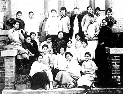 1921年广州岭南大学的女生