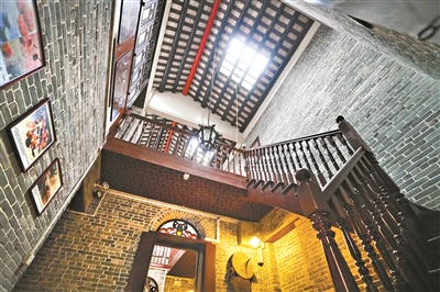 西关大屋内的木质楼梯低调实用。