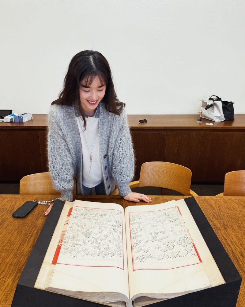 章泽天表示原来英国第一本中文书是牛津大学于1604年购得。 章泽天表示原来英国第一本中文书是牛津大学于1604年购得。