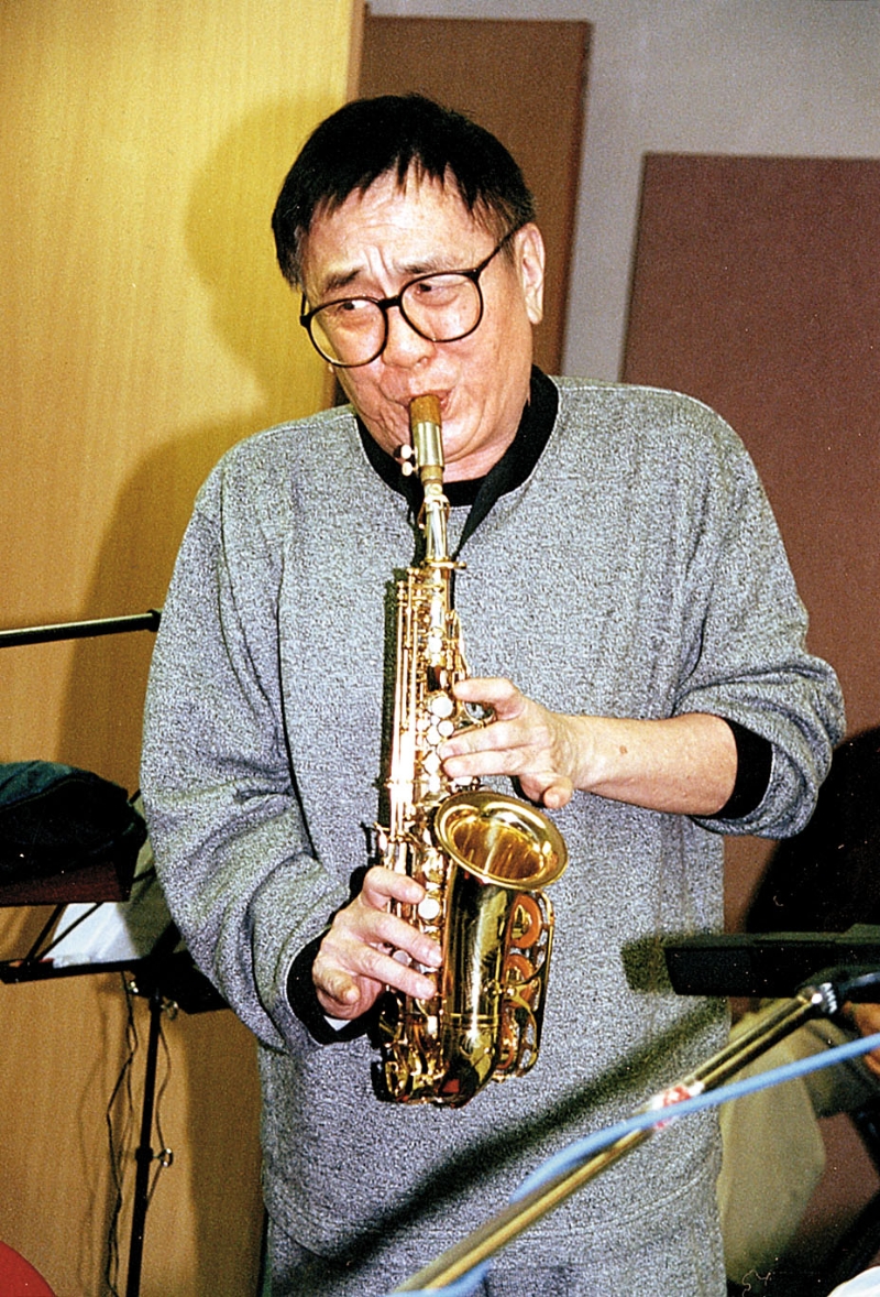 黄霑生前活跃于香港文化及娱乐界,曾与金庸、倪匡及蔡澜并称为“香江四大才子”,性格率直不羁,文学及音乐造诣极深厚。 黄霑生前活跃于香港文化及娱乐界,曾与金庸、倪匡及蔡澜并称为“香江四大才子”,性格率直不羁,文学及音乐造诣极深厚。