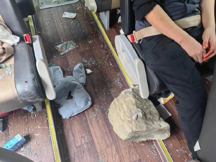 落石体积非常大。 落石体积非常大。