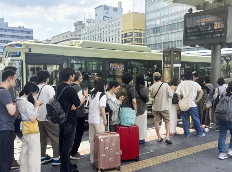 京都的外国游客经常携大型行李箱搭巴士。 网上图片