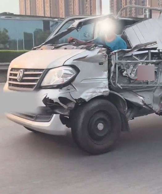 湖南有人驾驶严重损毁的货车走上国道 湖南有人驾驶严重损毁的货车走上国道