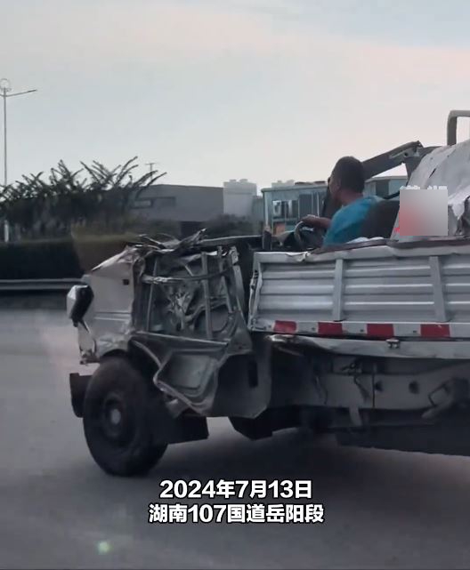湖南有人驾驶严重损毁的货车走上国道,引起热议。 湖南有人驾驶严重损毁的货车走上国道,引起热议。