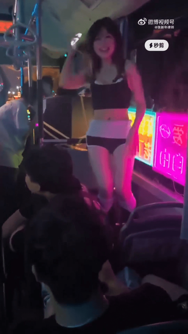有女子站在坐位上热舞。 有女子站在坐位上热舞。