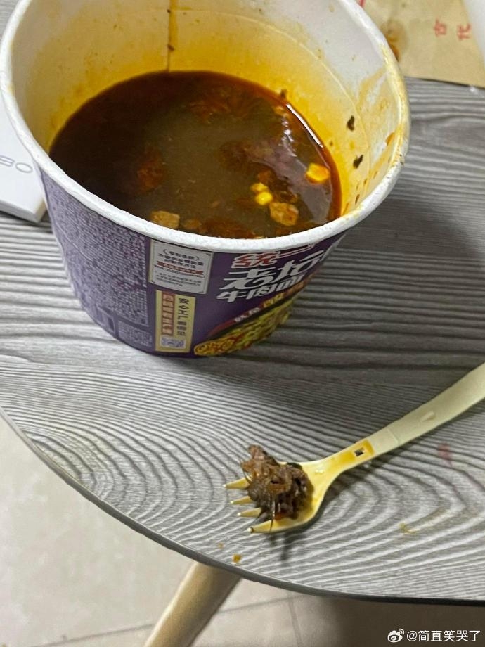 杯面吃出鼠头。 杯面吃出鼠头。