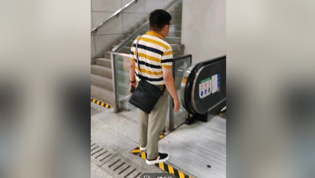 微博大V“无格仔”公审吸烟汉 微博大V“无格仔”公审吸烟汉