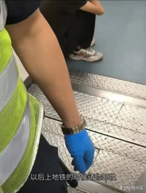 深圳地铁保安表示,女coser妆容和服饰可能会引起其他乘客,尤其是小朋友的不适。 深圳地铁保安表示,女coser妆容和服饰可能会引起其他乘客,尤其是小朋友的不适。