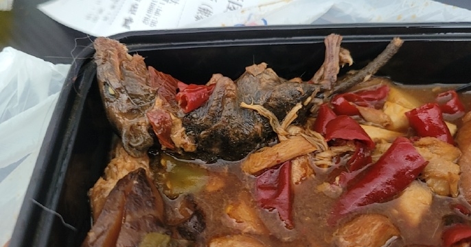 网民发布照片指在杨铭宇黄燜鸡米饭的外卖中发现整只老鼠。 网民发布照片指在杨铭宇黄燜鸡米饭的外卖中发现整只老鼠。