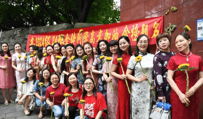 送考家长穿旗袍寓意「旗开得胜」。 中新社 送考家长穿旗袍寓意「旗开得胜」。 中新社