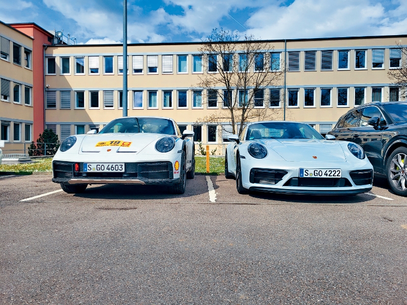 911 Dakar(左)离地距要比普通版911高50mm。