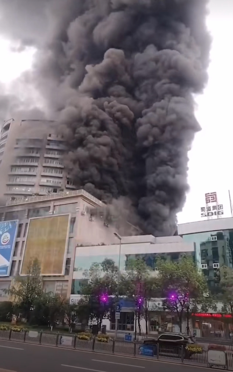 现场冒出大量黑烟。 现场冒出大量黑烟。