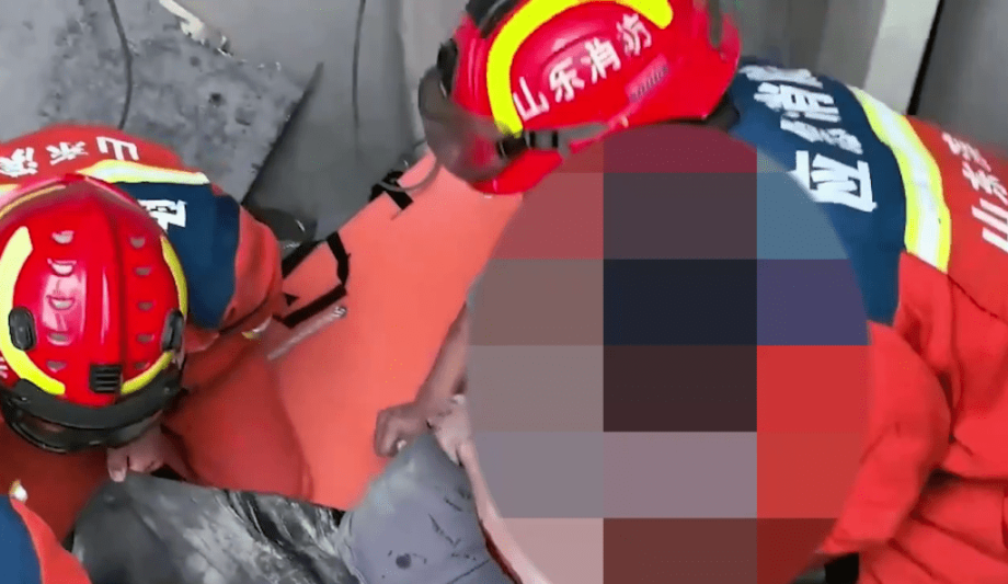 4名消防员将该男子抬到软担架上并做好固定。 4名消防员将该男子抬到软担架上并做好固定。