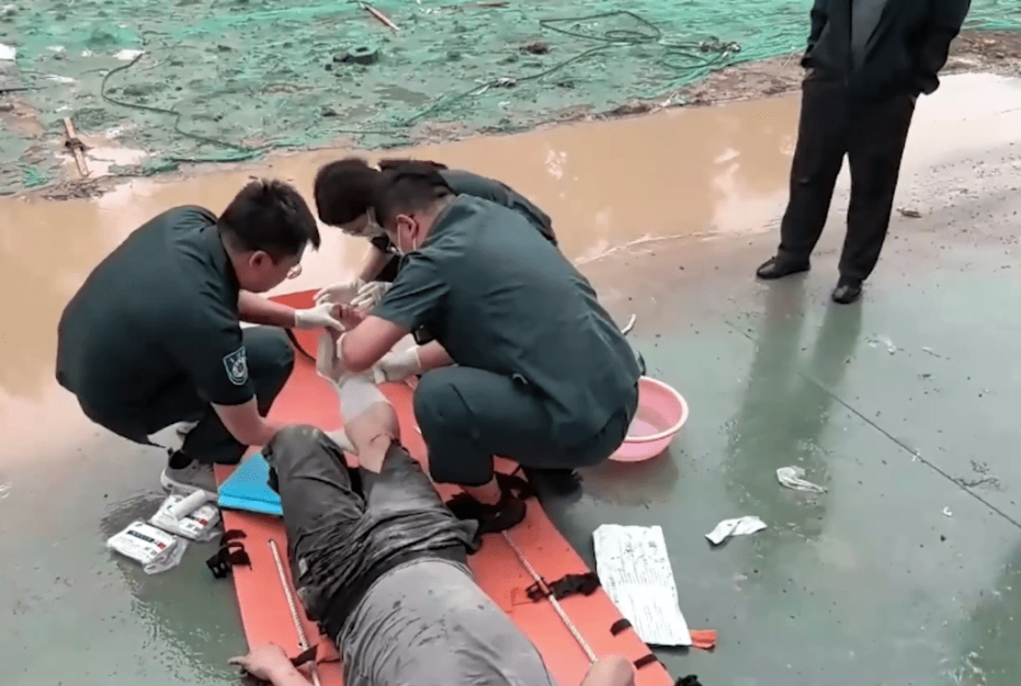 医护人员对该男子右腿骨折部位进行简单固定,再将他送往医院。 医护人员对该男子右腿骨折部位进行简单固定,再将他送往医院。