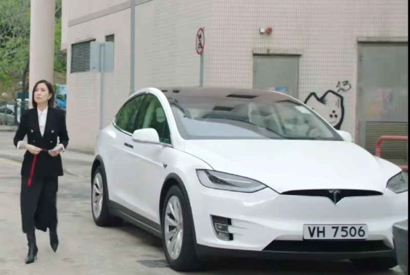 佘诗曼在《新闻女王》的Tesla Model X 座驾。