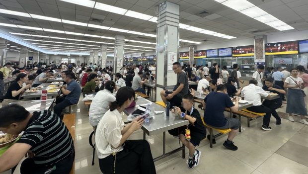 游客占领饭堂学生无位开餐 游客占领饭堂学生无位开餐