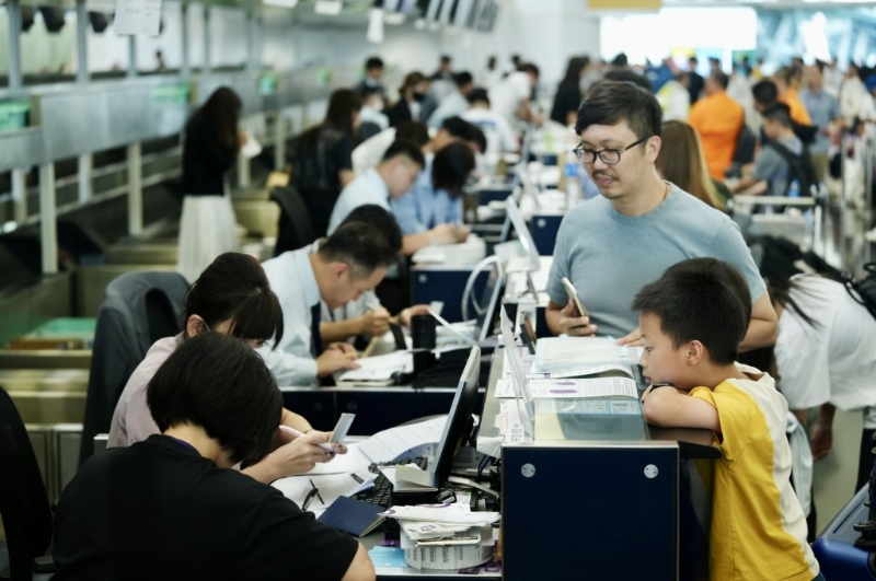 机场有大批旅客聚集等候办理登机手续。 刘骏轩摄