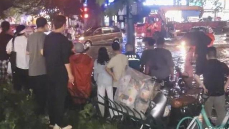 网片显示,几名医务人员正对一名躺在地上的市民进行急救,路人在围观。 网片显示,几名医务人员正对一名躺在地上的市民进行急救,路人在围观。